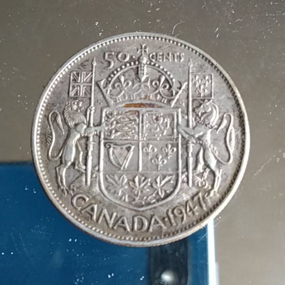 1947, curved 7(maple leaf)50¢ silver - Picture 2 of 3